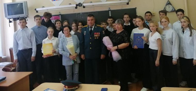 Урок мужества с участием председателя комитета солдатских матерей "Сыновья".